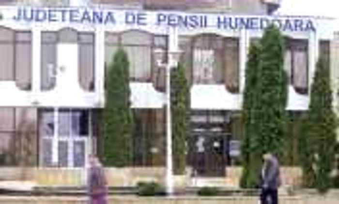 Hunedoara: Pensionarii hunedoreni sunt executaţi silit de bănci
