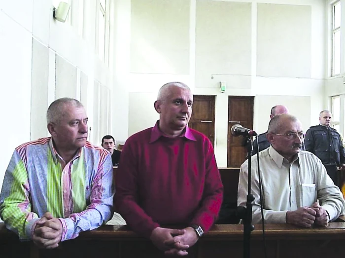 LIviu Man, în mijloc, pe vremea când era în boxa acuzaţilor