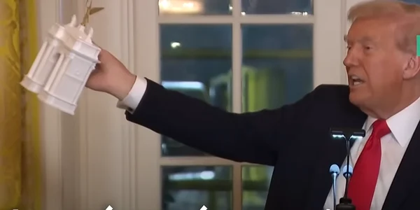 arcul de triumf al lui Trump captura YoutubeLeHuffOost png