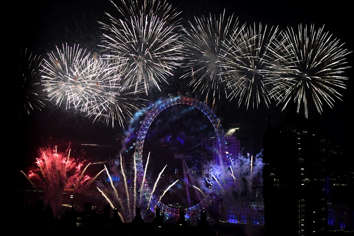 Focurile de artificii au luminat The London Eye
