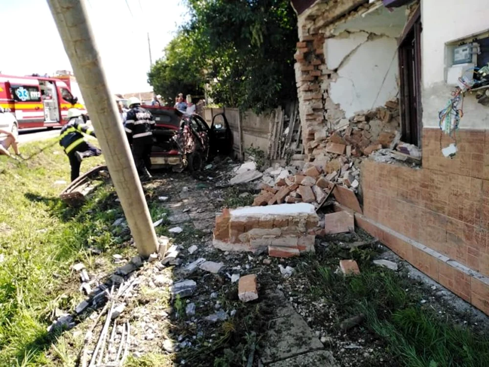 Maşina a rupt un stâlp şi a distrus zidul unei case. Foto: ISU Alba