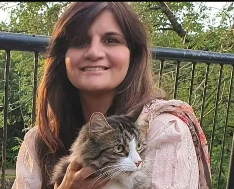 Saima Azfal, alături de motanul ei, Kat 