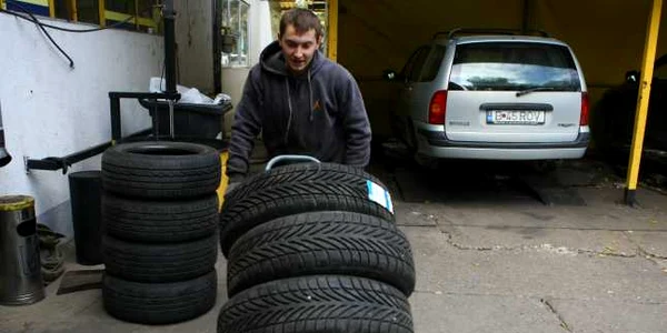 La service-urile din Capitală s-au format cozi pentru schimbarea anvelopelor
