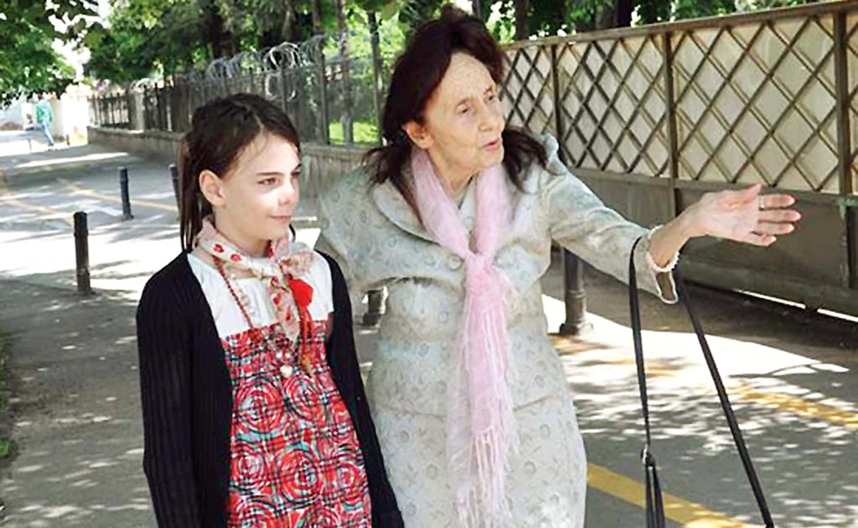 
    Adriana Iliescu o însoţeşte peste tot pe ElizaFoto: Cristian Botez  