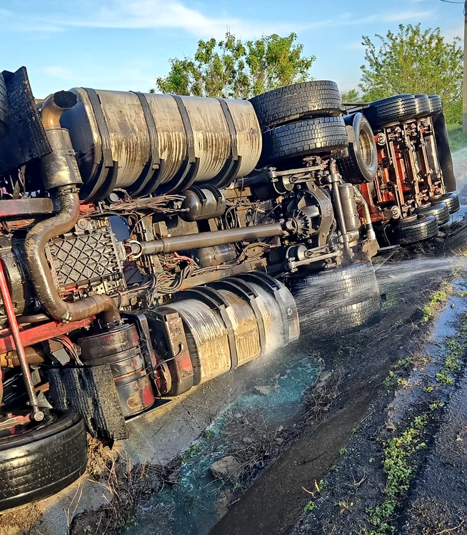 Autocisterna s-a răsturnat pe E85, în Vrancea FOTO: ISU Vrancea