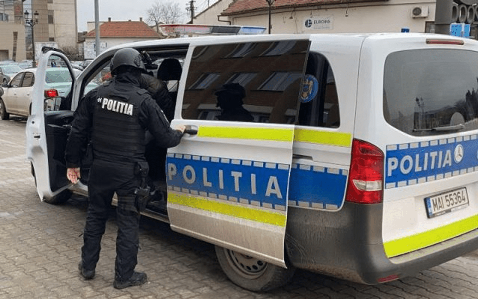 Săli de jocuri din Constanța, tâlhărite de tineri mascați. O angajată a fost bătută 