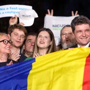 Anunțarea rezultatelor exit-poll în prezența candidatului Nicușor Dan, în București. FOTO Inquam Photos / George Călin