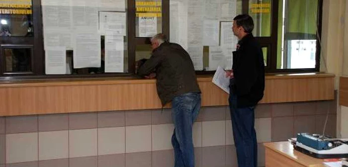 Funcţionarii publici au primit sporuri înainte de Crăciun