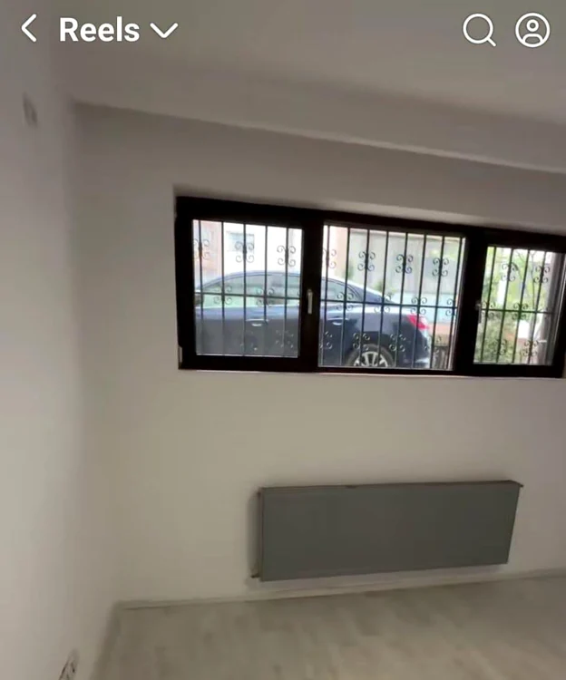 Apartamentul este la demisol.