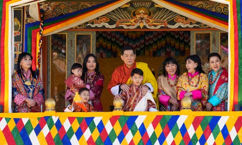 Regina Jetsun Pema cu Prințesa Sonam Yagden, Regele Jigme Khesar cu Prințul Namgyel Wangchuck și Prințul de Ziua Națională a statului Bhutan   Casa Regală din Bhutan (17) jpg