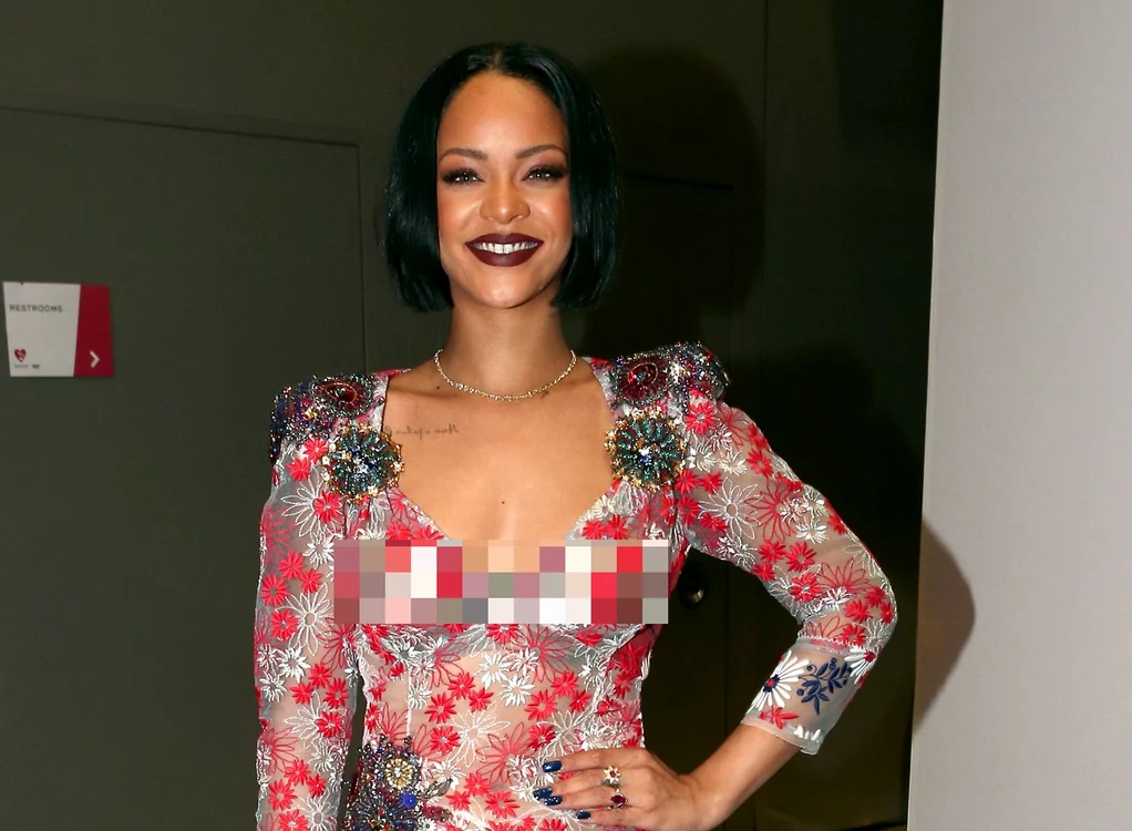 
    Rihanna (27 de ani) a purtat rochie complet transparentăfoto: Getty  