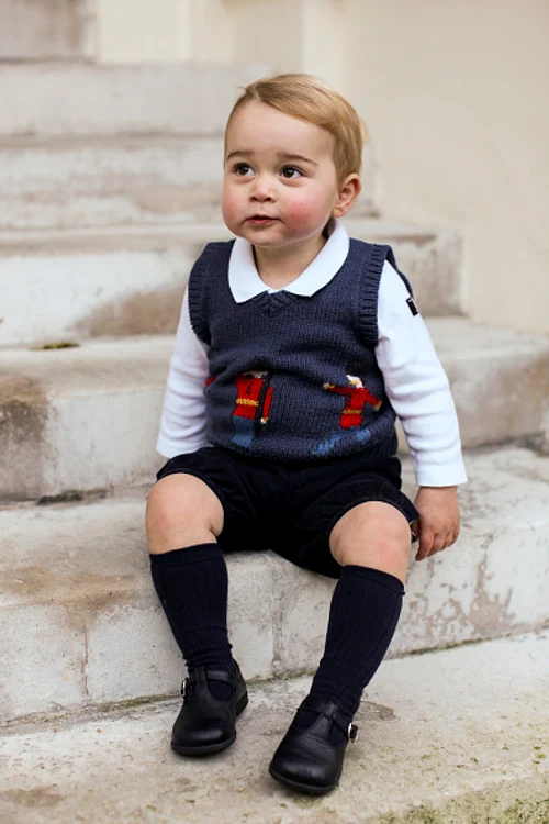 Indiferent de locație și de eveniment, Prințul George este mereu îmbrăcat cu pantaloni scurți