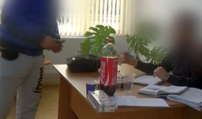 Captură video de la momentul dării de mită FOTO Poliţia locală Galaţi