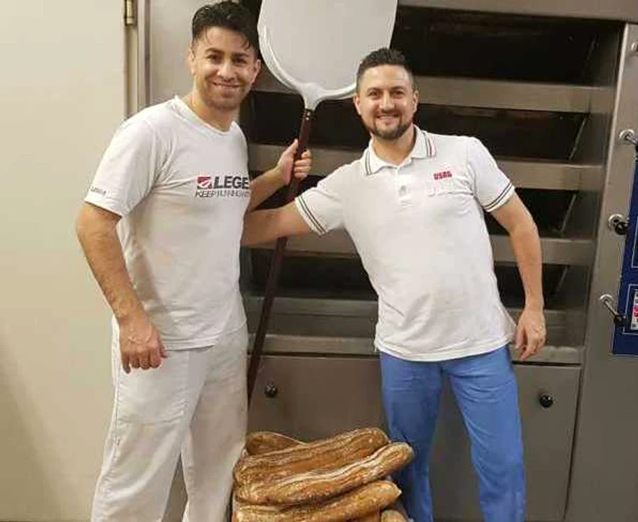 
    Laurențiu și Sorin sunt cei doi veri români care împart pe gratis din pâinea pe care o fac în magazinul-brutărie pe care îl dețin în ItaliaFoto: facebook.com/Dolce Pane  