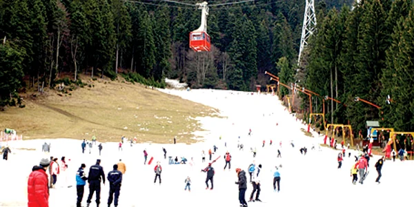 În staţiunile montane este suficientă zăpadă pentru practicarea sporturilor de iarnă