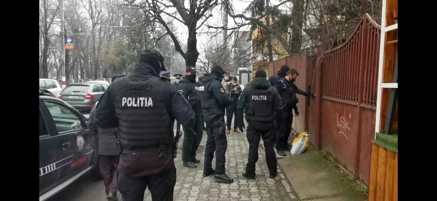 Oamenii legii au intrat în curtea în care se aflau câinii                                                         FOTO: IPJ Gorj