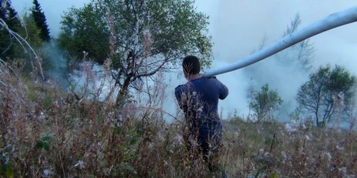 Pompierii se luptă să stingă incendiul de pe Muntele Cozia