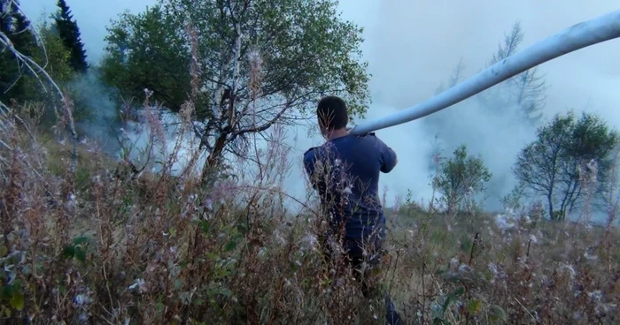 Pompierii se luptă să stingă incendiul de pe Muntele Cozia