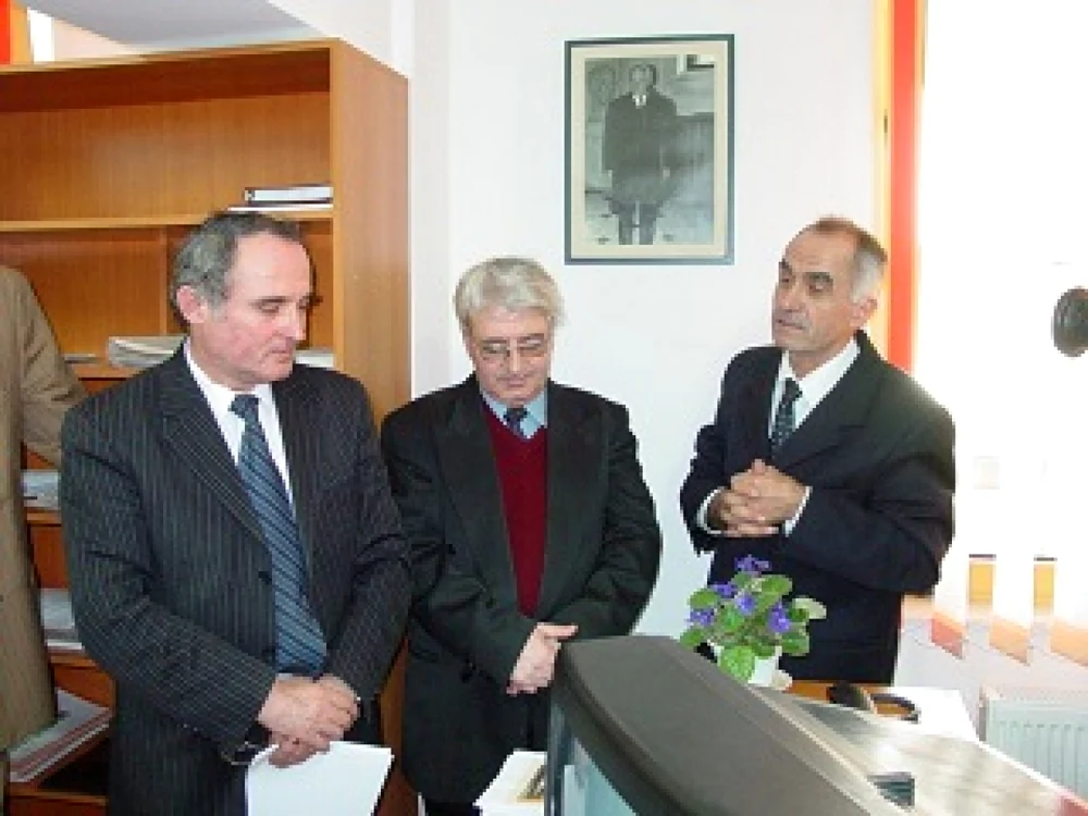 Prof dr Dumitru Lazăr susţinătorul ideii că Eminescu s-a inspirat din cel mai vechi cronograf românesc pentru Bătălia de la Rovine - foto stânga 