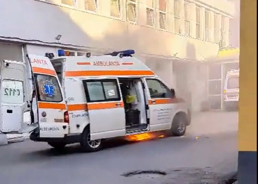 O ambulanţă a luat foc în faţa UPU Constanța. Nu s-au înregistrat victime VIDEO