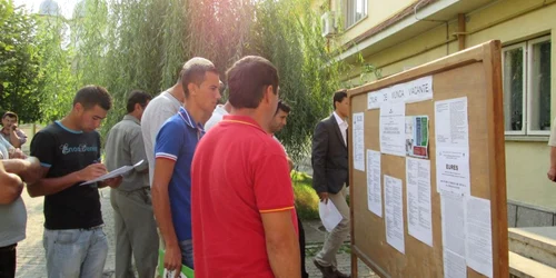 FOTO. Sute de şomeri din Vâlcea au încercat să-şi găsească un loc de muncă la bursa organizată de AJOFM