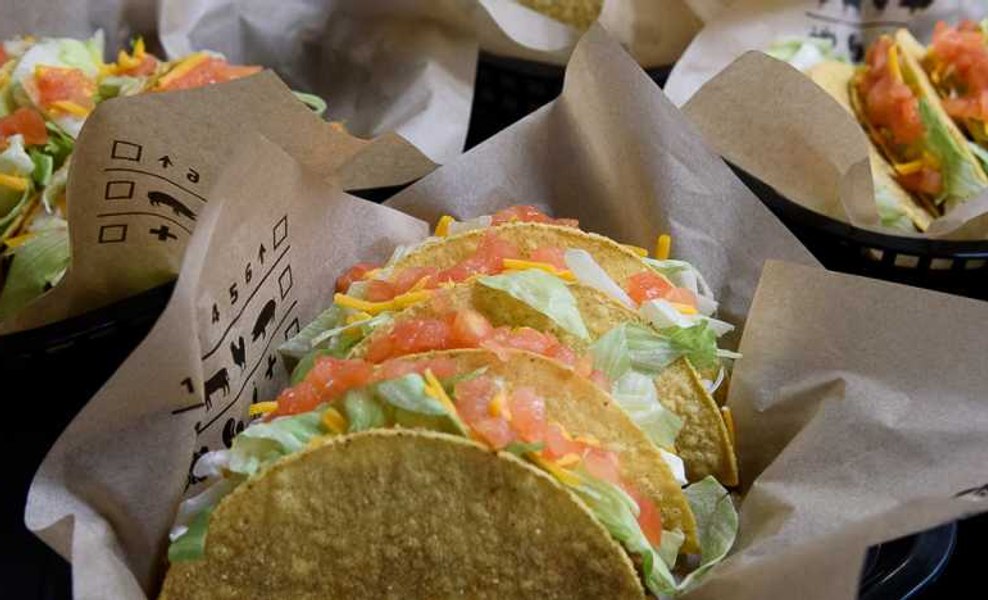 Alertă alimentară în SUA: Taco Bell elimină salata verde din meniuri. Peste 1.600 de infectări cu ciclosporiază