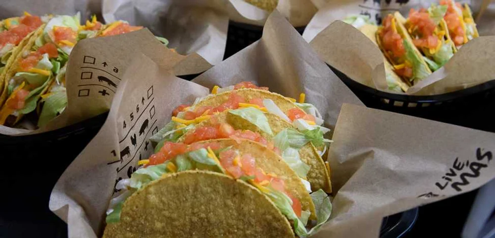 Alertă alimentară în SUA: Taco Bell elimină salata verde din meniuri. Peste 1.600 de infectări cu ciclosporiază