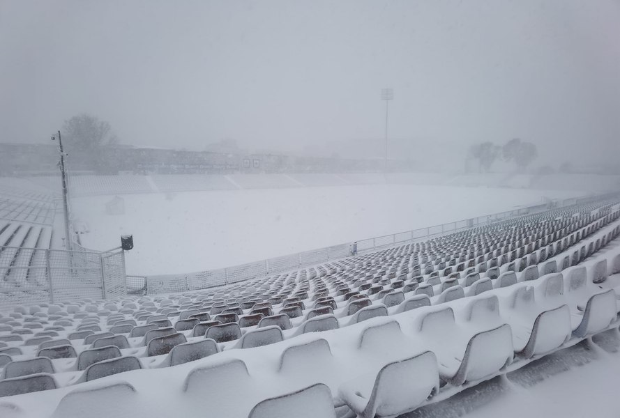 Oțelul - Craiova, în pericol. Stadionul e sub zăpadă, observatorul e dispărut, carul TV s-a pierdut pe drum
