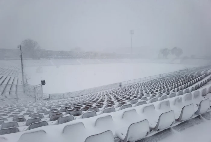 Stadionul din Galați e acoperit de zăpadă. Foto Facebook