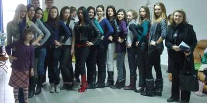 Fotomodelele vor face prezentări de haine pentru tineri
