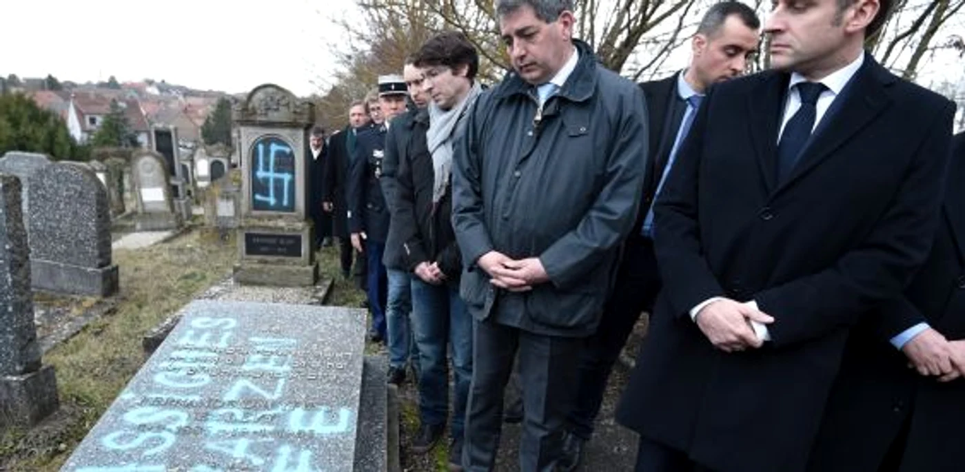 Preşedintele Franţei la cimitirul evreiesc vandalizat FOTO APA-EFE