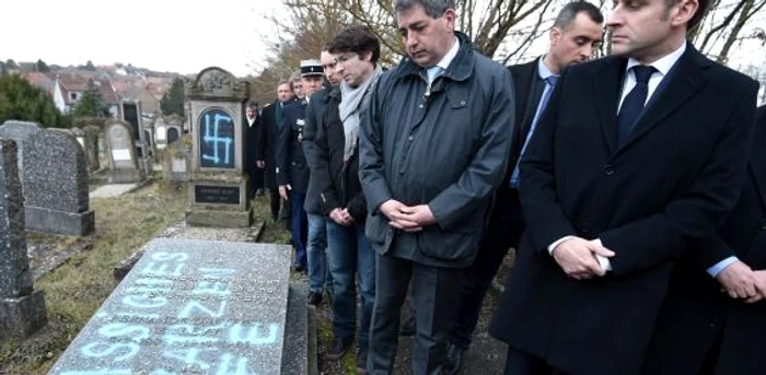 Preşedintele Franţei la cimitirul evreiesc vandalizat FOTO APA-EFE