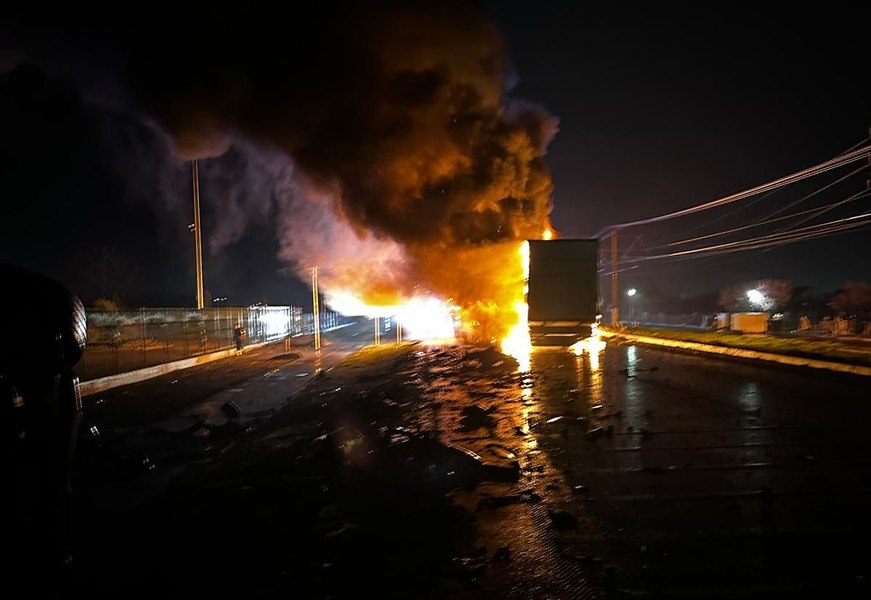 Tragedie pe DN7, în județul Arad. Doi șoferi au murit, după ce autocamioanele lor s-au ciocnit
