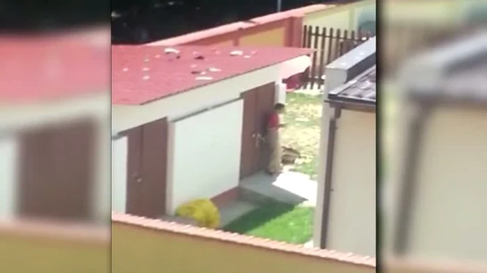 Copiii sunt legați și lăsați în soare de dimineață până seara (foto: Realitatea TV)