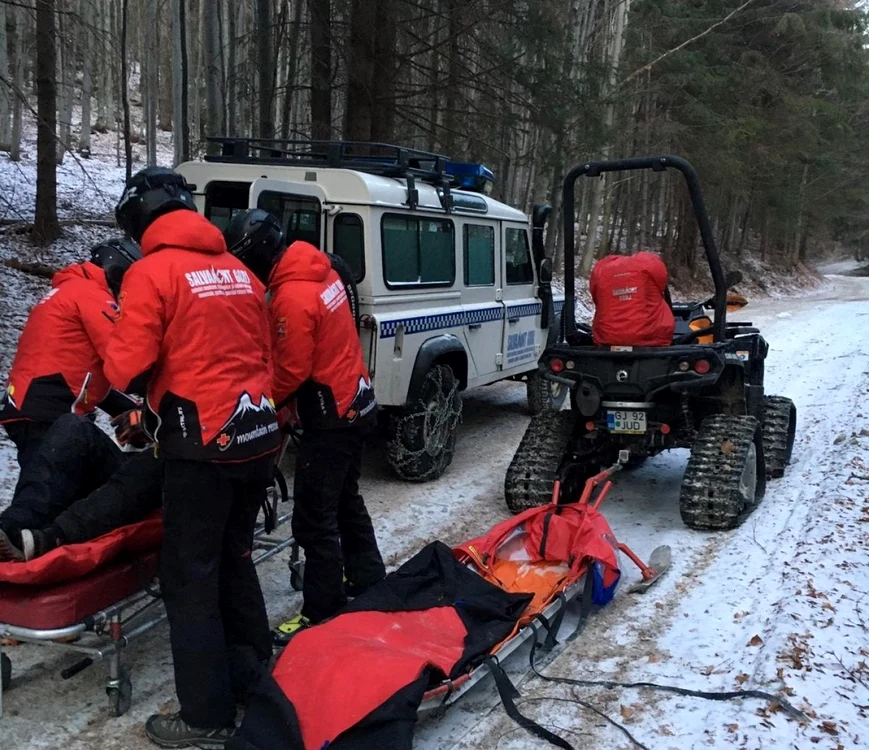 Turistul a fost transportat la spital de salvamontişti                                                      Foto: Salvamont Gorj