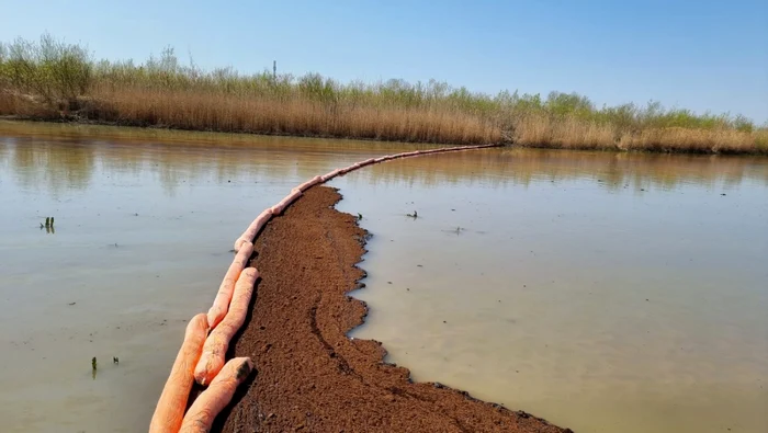 Unda poluantă s-a deplasat aproximativ 23 km în aval, fiind construite mai multe baraje pentru decontaminare FOTO: Prefectura Olt