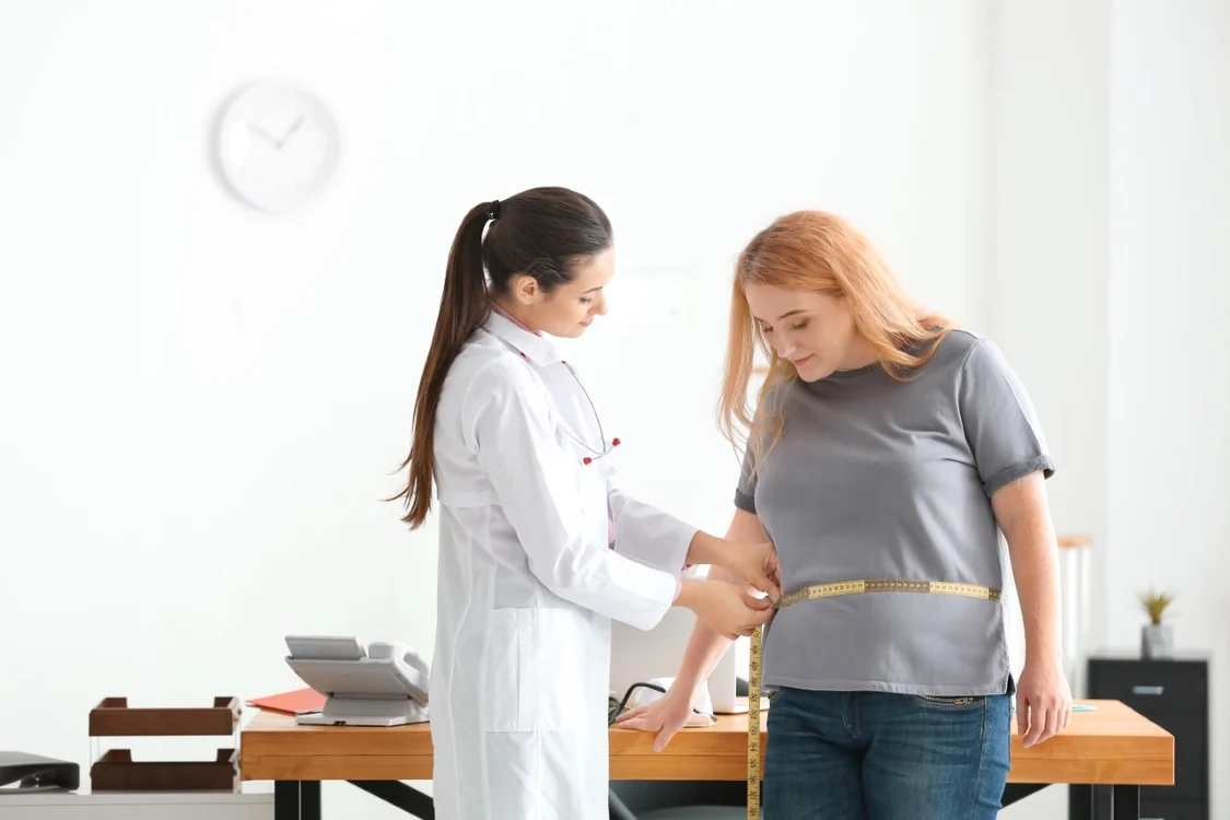 
    Obezitatea trebuie ținută sub observație de către medic, pentru a nu se agrava problemele de sănătate Foto: Shutterstock  