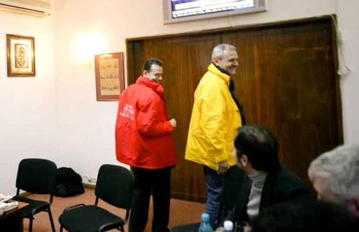 Ludovic Orban şi Liviu Dragnea făcând schimb de gecile partidului FOTO Cornel Brad / Facebook