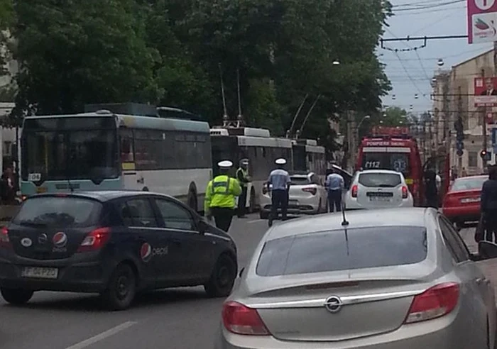 Traficul rutier a fost îngreunat în zonă preţ de mai bine de o oră. Foto: GSDG