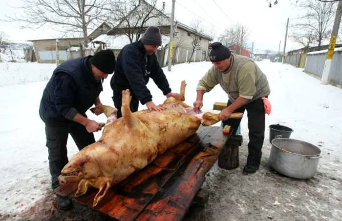 În multe localităţi,porcul este tăiat de Ignat FOTO: Arhiva Adevărul