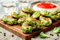 Chitelute de broccoli la cuptor  Sursa foto shutterstock 396427753 jpg