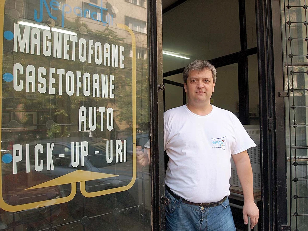 
    Un client n-a putut renunţa la acest TV Samsung din anii 2000, căci e un aparat de calitate  
