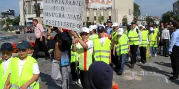 Pitesti: Marşul mini-poliţiştilor