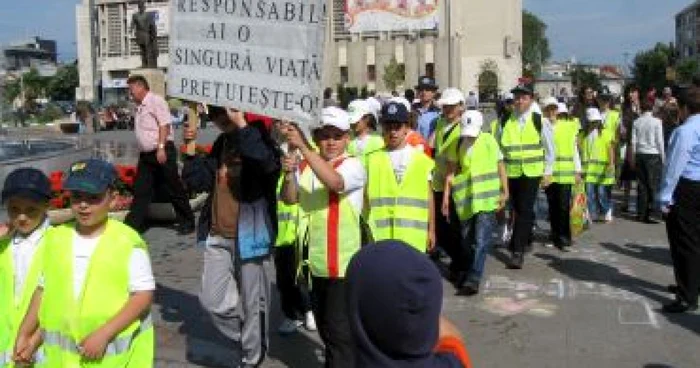 Pitesti: Marşul mini-poliţiştilor