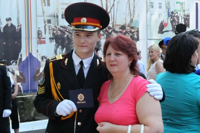 Tinerii au pozat cu rudele lor, dar şi cu oficialii/ Foto: Tudor Iovu