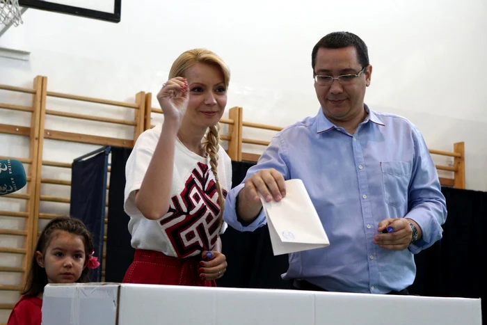 Premierul Victor Ponta si Daciana Sarbu voteaza pentru alegerile europarlamentare FOTO Mediafax 