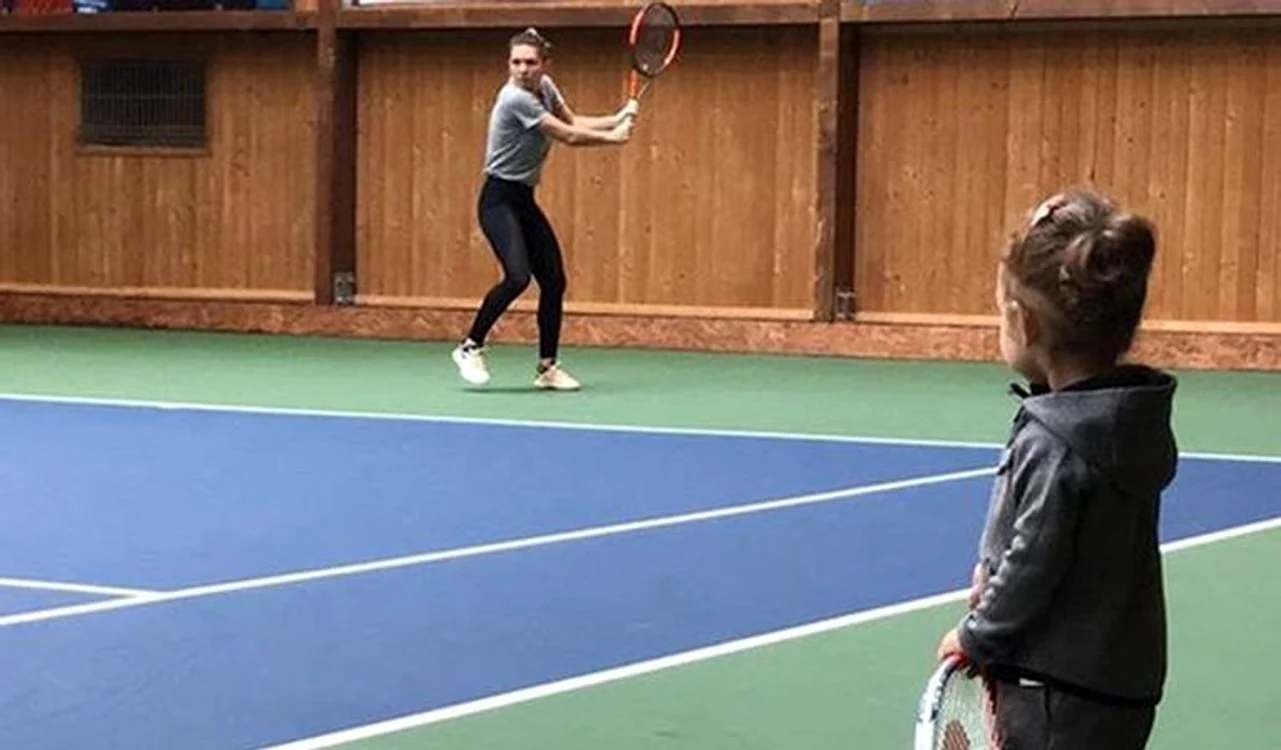 
    Simona Halep s-a antrenat sub privirile nepoatei sale, TaniaFOTO: Instagram  
