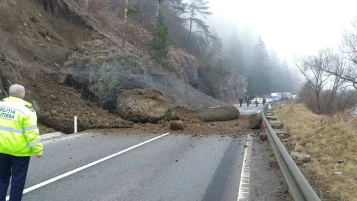 DN 15 blocat de o stâncă FOTO ISU Mureş
