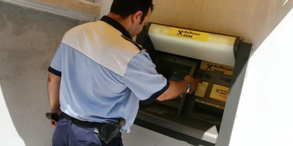 Politist scoate bani de la bancomat FOTO Adevarul