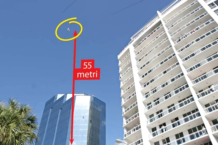 Acrobatul  Nik Wallenda, de 34 de ani,  nu a folosit legături de  siguranţă (Fotografii: guliver/ splashnews)